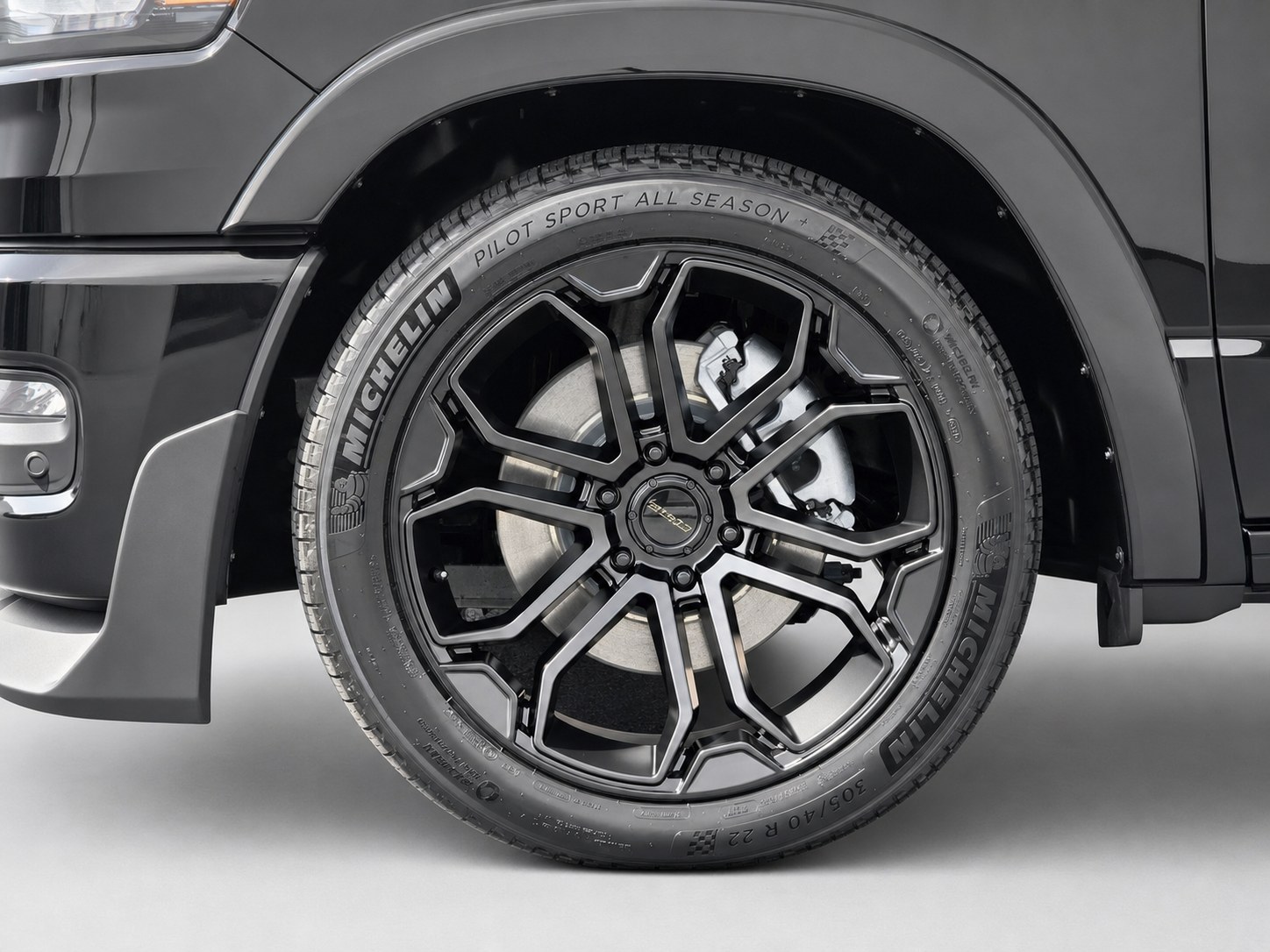 22-inch black alloy wheel with 305/40R22 Michelin Pilot Sport performance tire on Ram DC650